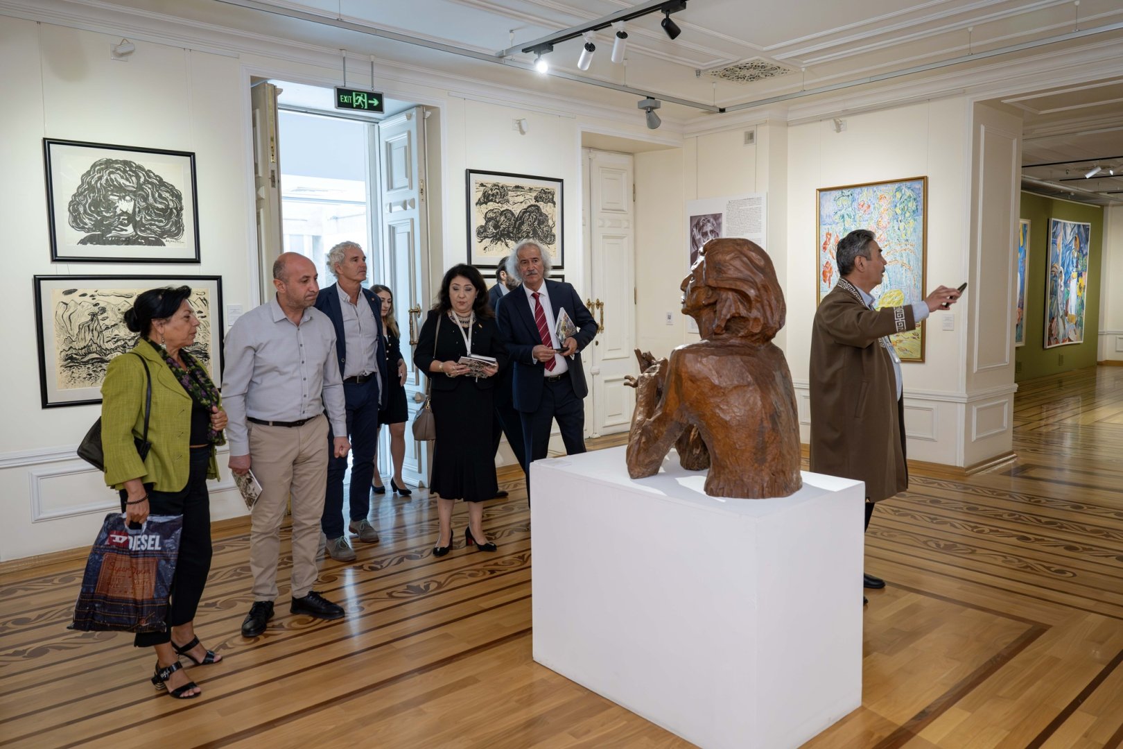 От реализма до абстракции и сюрреализма - в Баку представлены произведения биеннале "Хазар" (ФОТО)