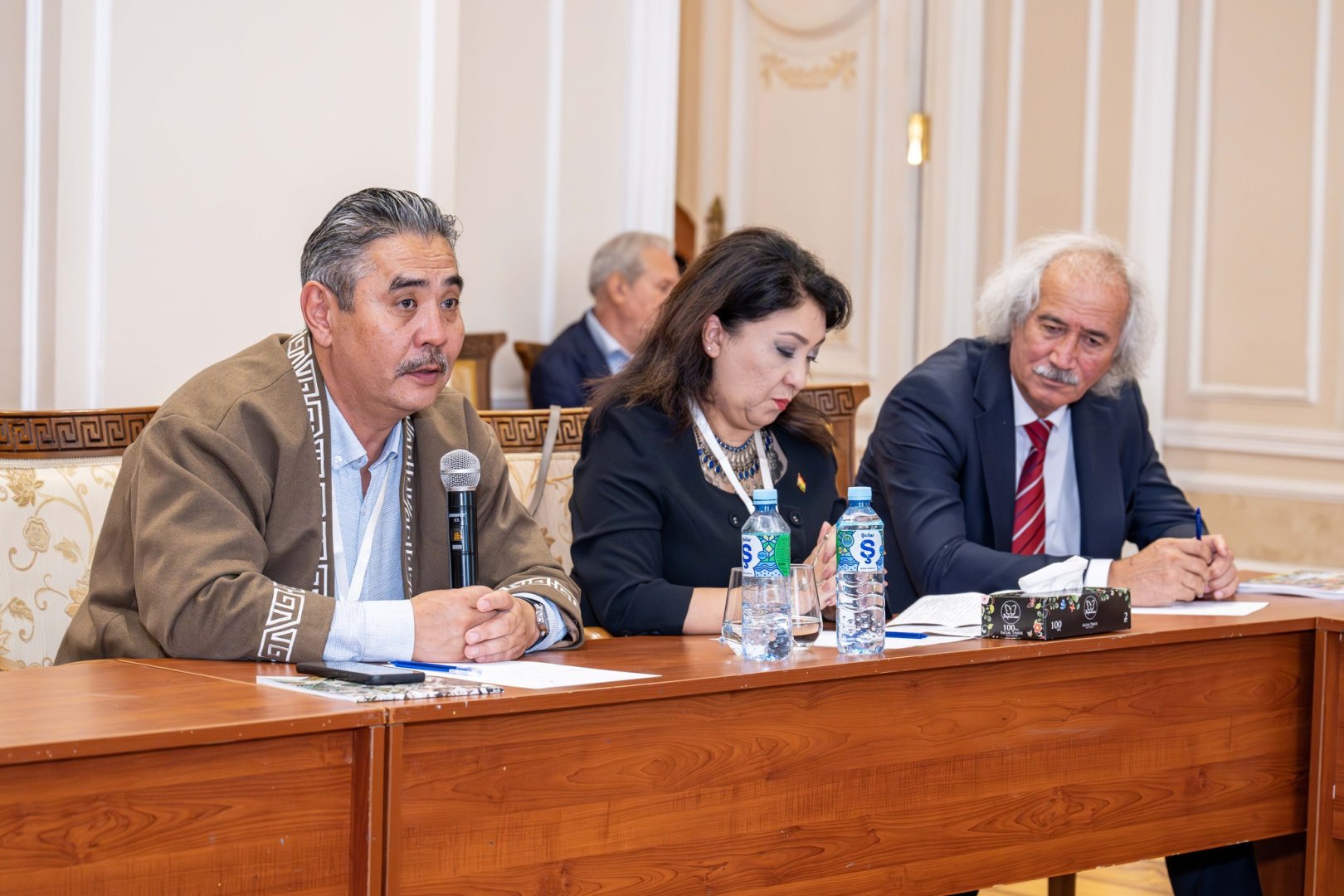 От реализма до абстракции и сюрреализма - в Баку представлены произведения биеннале "Хазар" (ФОТО)