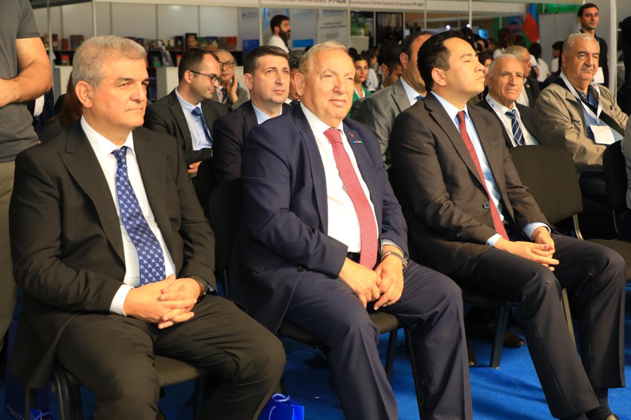 В Баку состоялась презентация книги выдающегося писателя Казахстана Кемеля Токаева (ФОТО)