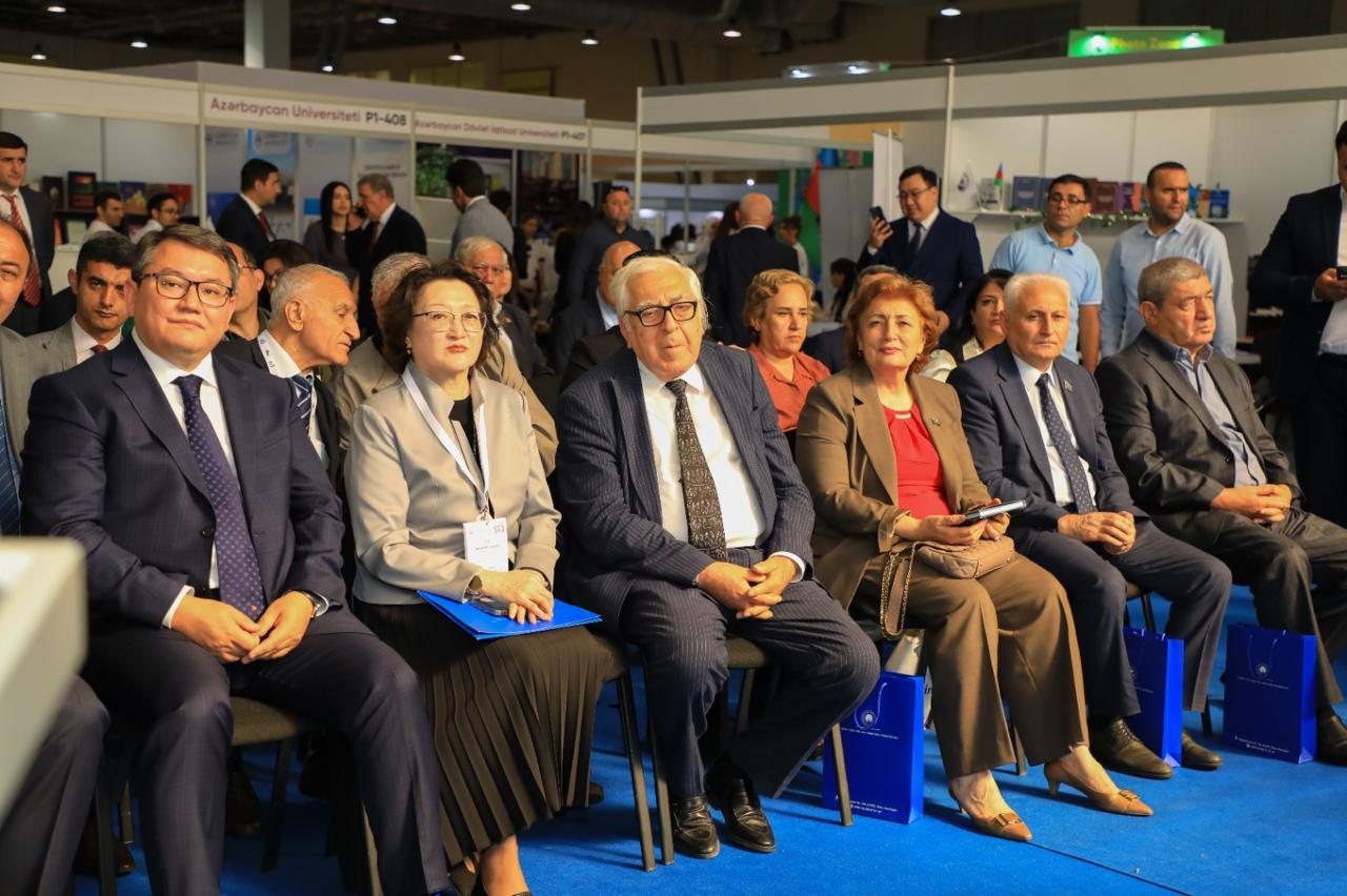 В Баку состоялась презентация книги выдающегося писателя Казахстана Кемеля Токаева (ФОТО)