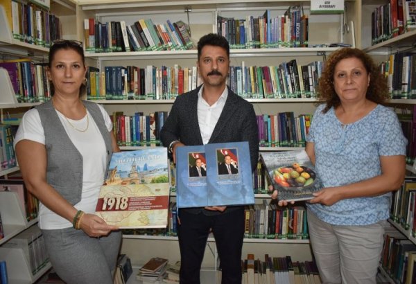 Народной библиотеке города Маниса переданы в дар книги, связанные с Азербайджаном (ФОТО)
