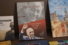 Народной библиотеке города Маниса переданы в дар книги, связанные с Азербайджаном (ФОТО)