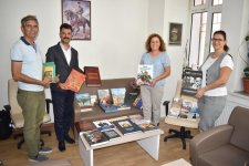 Народной библиотеке города Маниса переданы в дар книги, связанные с Азербайджаном (ФОТО)