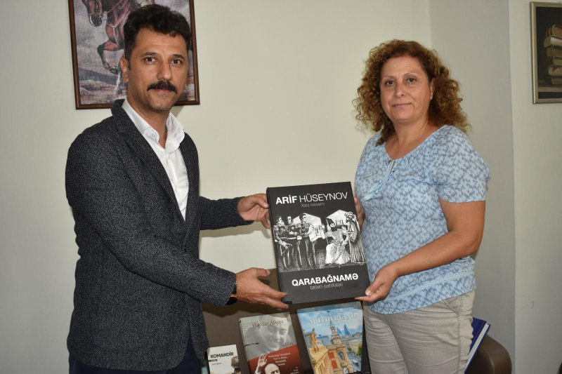 Народной библиотеке города Маниса переданы в дар книги, связанные с Азербайджаном (ФОТО)