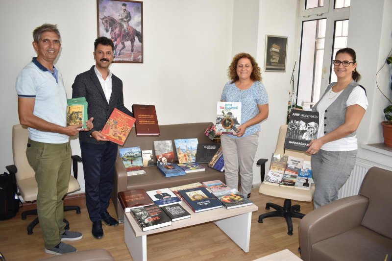 Народной библиотеке города Маниса переданы в дар книги, связанные с Азербайджаном (ФОТО)