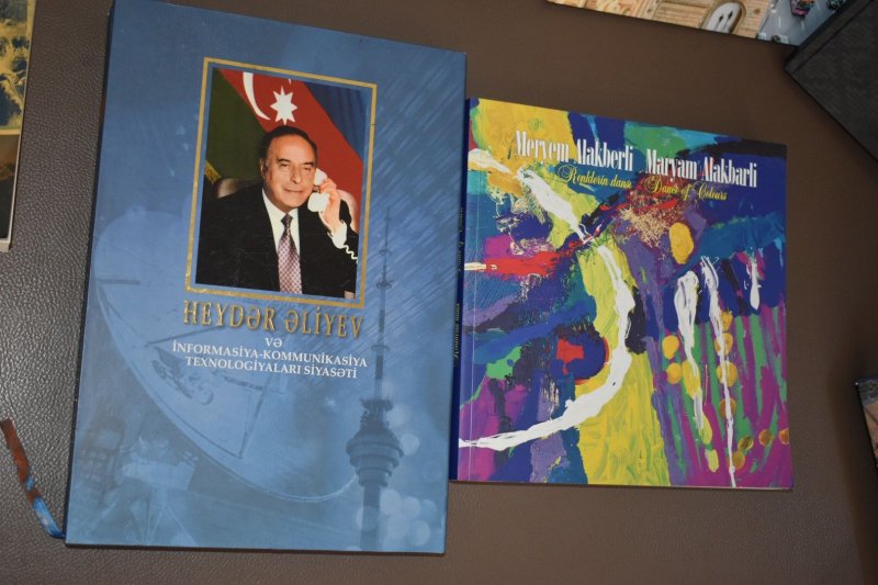 Народной библиотеке города Маниса переданы в дар книги, связанные с Азербайджаном (ФОТО)