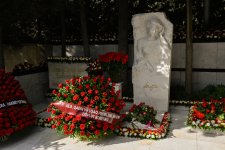 Коллектив Института востоковедения почтил память профессора Аиды Имангулиевой (ФОТО)