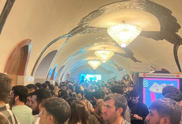 В бакинском метро наблюдается плотный пассажиропоток из-за технической проблемы в одном из поездов (ФОТО)