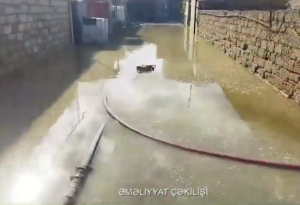 Устраняются последствия проливных дождей в Баку и на Абшероне  (ВИДЕО)