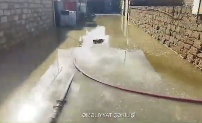 Устраняются последствия проливных дождей в Баку и на Абшероне  (ВИДЕО)