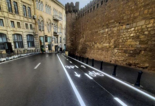 В Баку на улице Азиза Алиева проложены велосипедные дорожки (ФОТО)