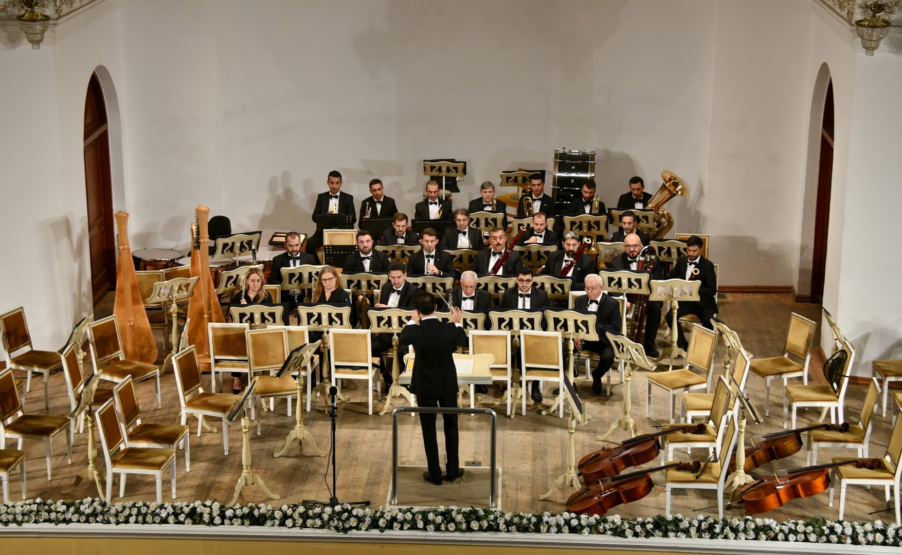 В нем и разноцветье опавших листьев, и долгая морось… Классика осенним бакинским вечером (ФОТО)