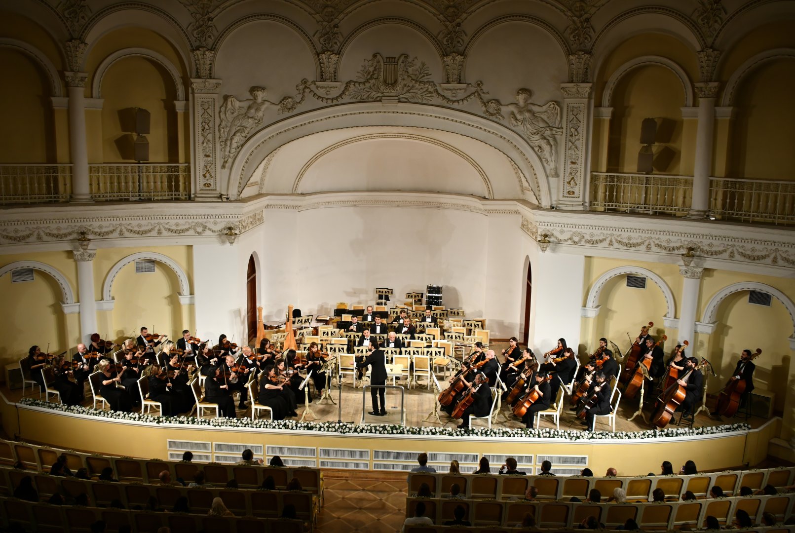 В нем и разноцветье опавших листьев, и долгая морось… Классика осенним бакинским вечером (ФОТО)