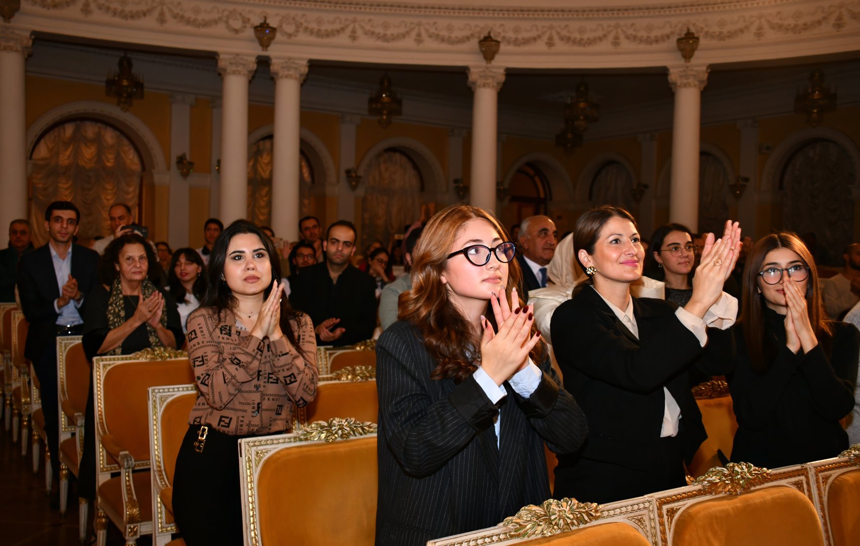 В нем и разноцветье опавших листьев, и долгая морось… Классика осенним бакинским вечером (ФОТО)