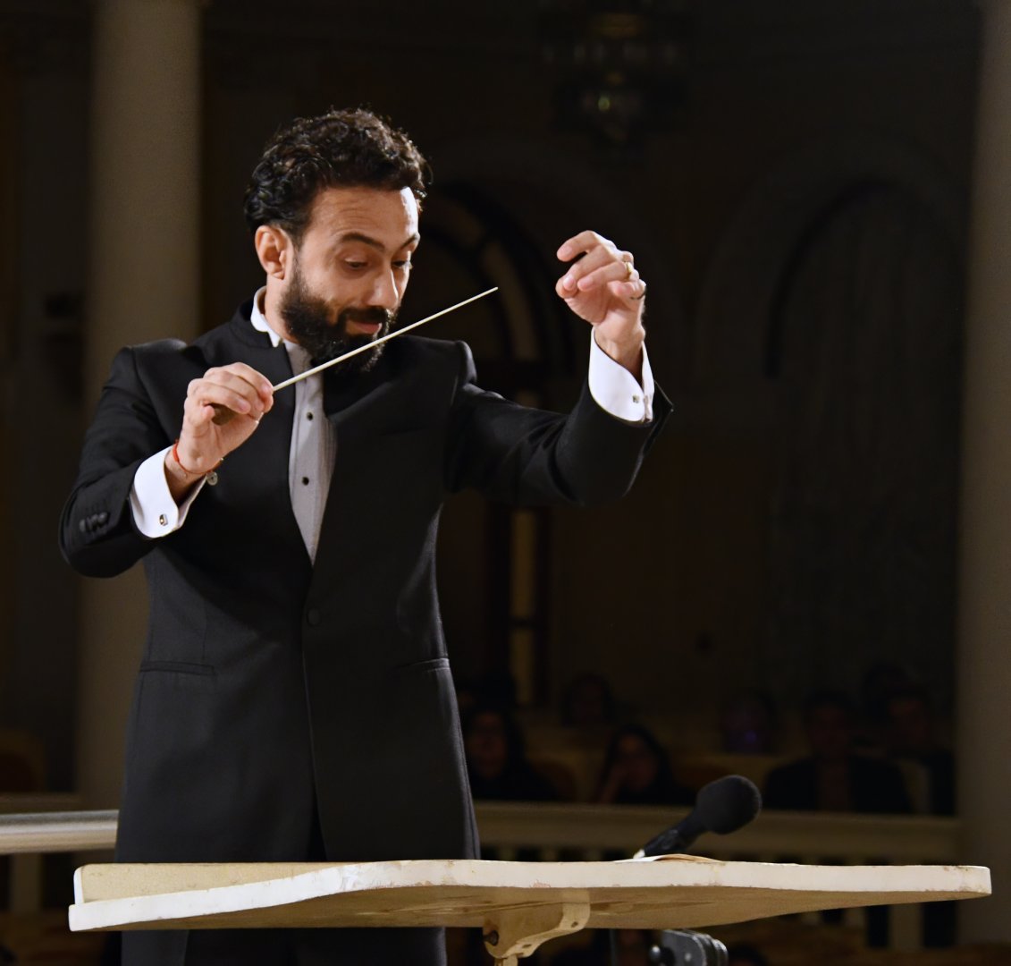 В нем и разноцветье опавших листьев, и долгая морось… Классика осенним бакинским вечером (ФОТО)