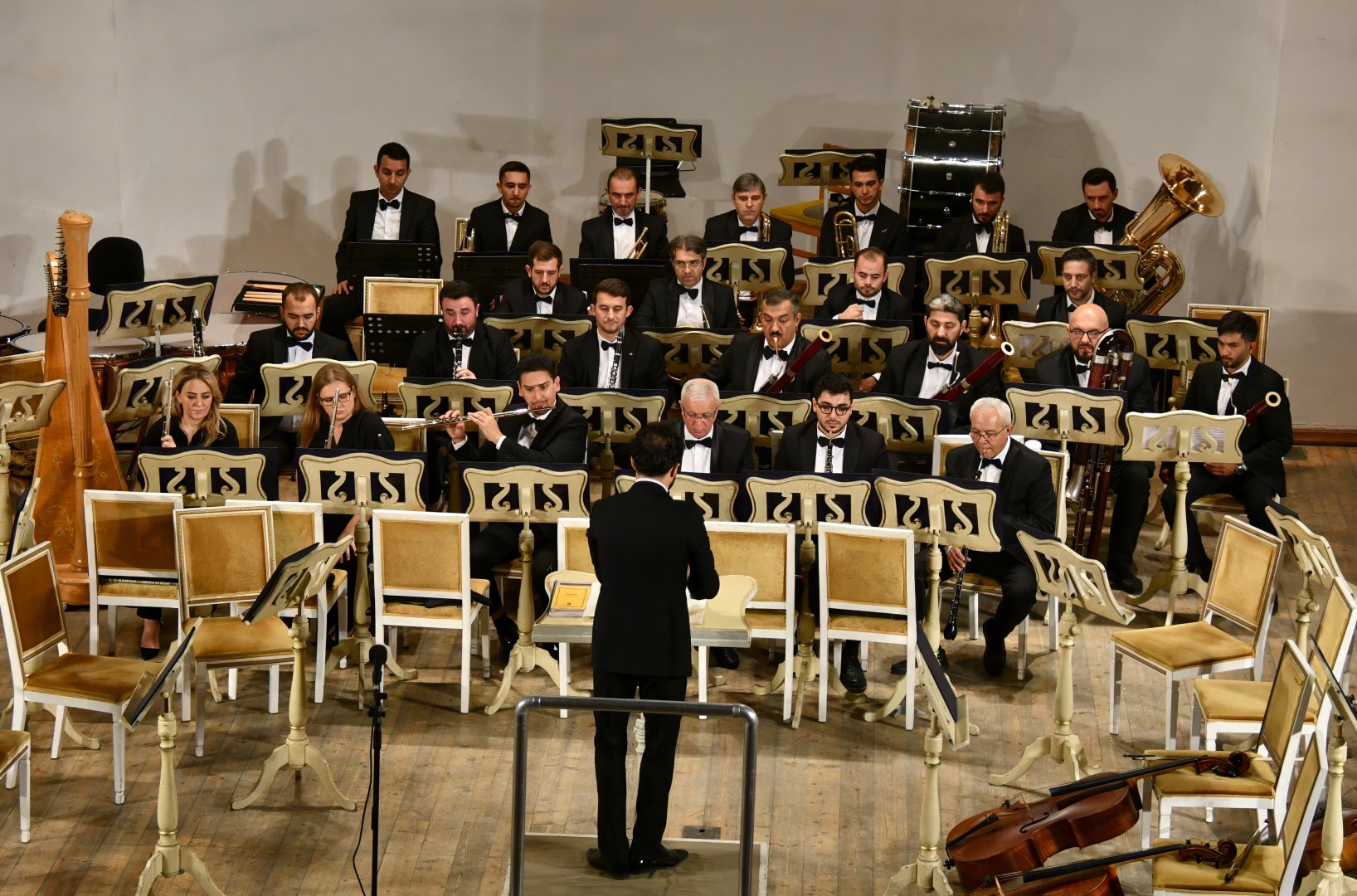 В нем и разноцветье опавших листьев, и долгая морось… Классика осенним бакинским вечером (ФОТО)