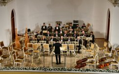 В нем и разноцветье опавших листьев, и долгая морось… Классика осенним бакинским вечером (ФОТО)