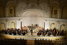 В нем и разноцветье опавших листьев, и долгая морось… Классика осенним бакинским вечером (ФОТО)