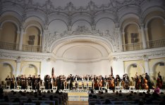 В нем и разноцветье опавших листьев, и долгая морось… Классика осенним бакинским вечером (ФОТО)