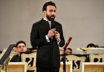 В нем и разноцветье опавших листьев, и долгая морось… Классика осенним бакинским вечером (ФОТО)