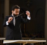 В нем и разноцветье опавших листьев, и долгая морось… Классика осенним бакинским вечером (ФОТО)