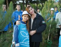 В Баку прошла очередная акция по посадке деревьев с участием вице-президента Фонда Гейдара Алиева Лейлы Алиевой и руководителя Баку Медиа Центра Арзу Алиевой (ФОТО)