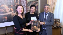 В Гяндже состоялась презентация книги "Сладкие жемчужины Западного Азербайджана" (ФОТО)