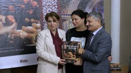 В Гяндже состоялась презентация книги "Сладкие жемчужины Западного Азербайджана" (ФОТО)