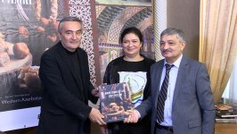 В Гяндже состоялась презентация книги "Сладкие жемчужины Западного Азербайджана" (ФОТО)