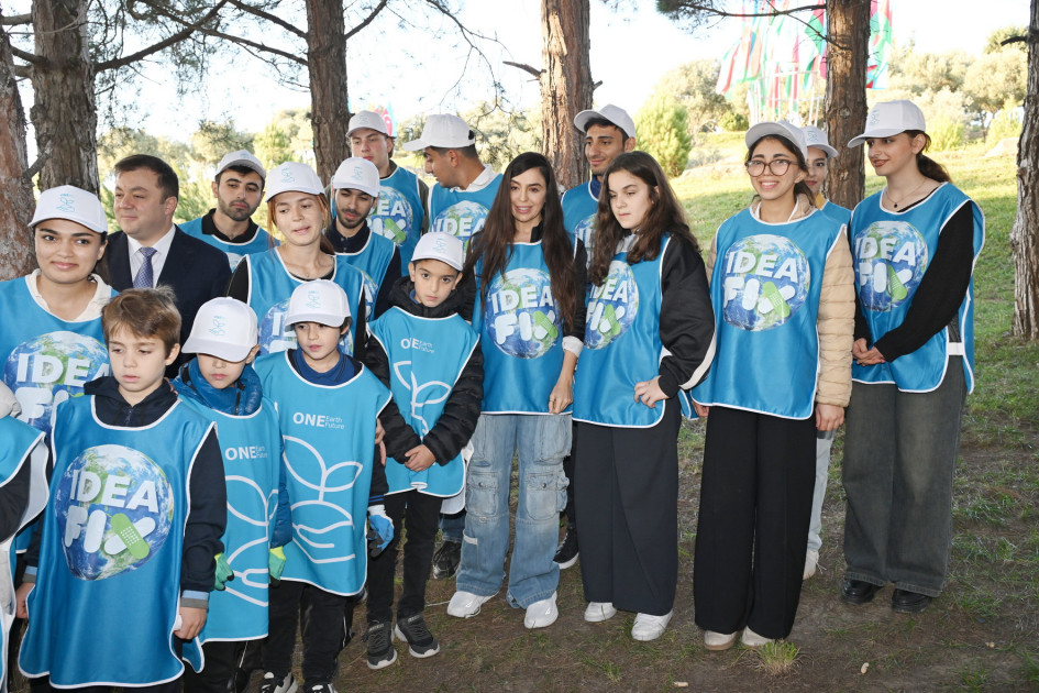 В Баку прошла очередная акция по посадке деревьев с участием вице-президента Фонда Гейдара Алиева Лейлы Алиевой и руководителя Баку Медиа Центра Арзу Алиевой (ФОТО)