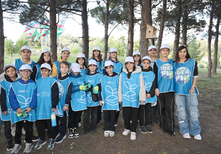 В Баку прошла очередная акция по посадке деревьев с участием вице-президента Фонда Гейдара Алиева Лейлы Алиевой и руководителя Баку Медиа Центра Арзу Алиевой (ФОТО)