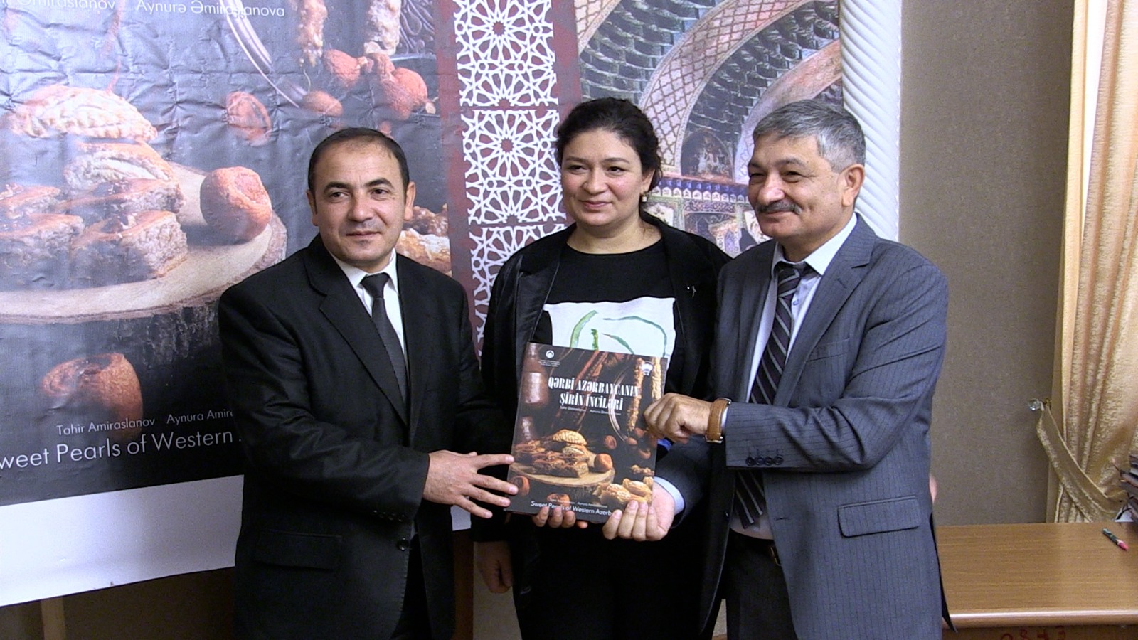 В Гяндже состоялась презентация книги "Сладкие жемчужины Западного Азербайджана" (ФОТО)