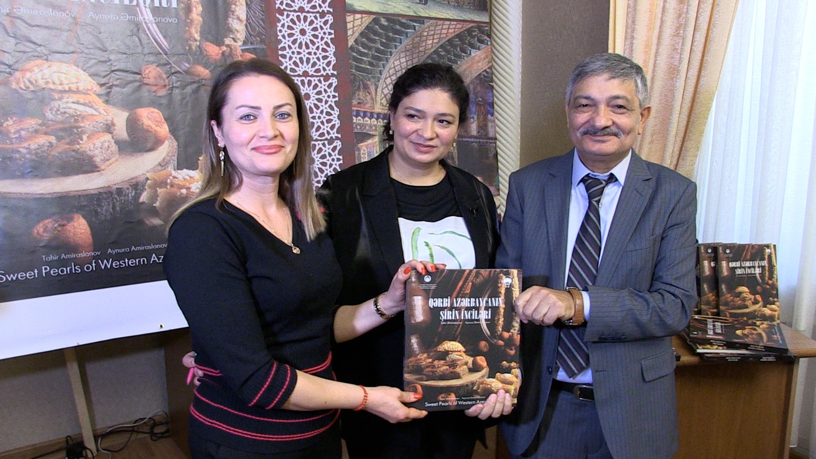 В Гяндже состоялась презентация книги "Сладкие жемчужины Западного Азербайджана" (ФОТО)
