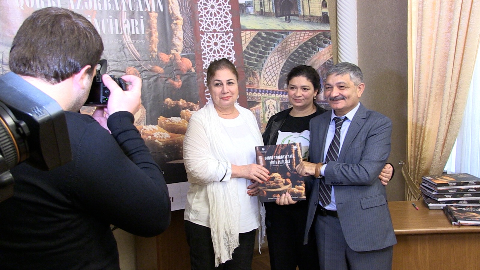 В Гяндже состоялась презентация книги "Сладкие жемчужины Западного Азербайджана" (ФОТО)