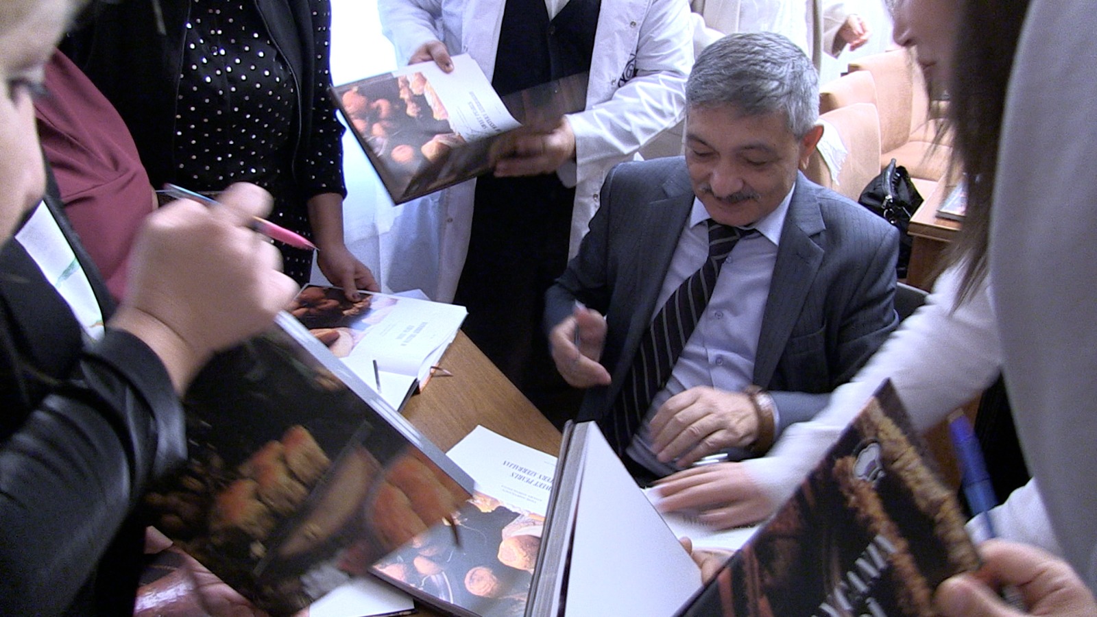 В Гяндже состоялась презентация книги "Сладкие жемчужины Западного Азербайджана" (ФОТО)