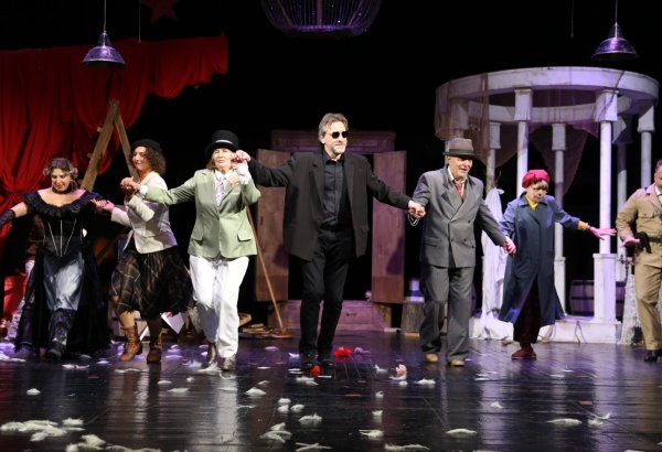 В Баку с большим успехом состоялась премьера спектакля "Чеховское ружье" с элементами хоррора (ФОТО)