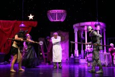 В Баку с большим успехом состоялась премьера спектакля "Чеховское ружье" с элементами хоррора (ФОТО)