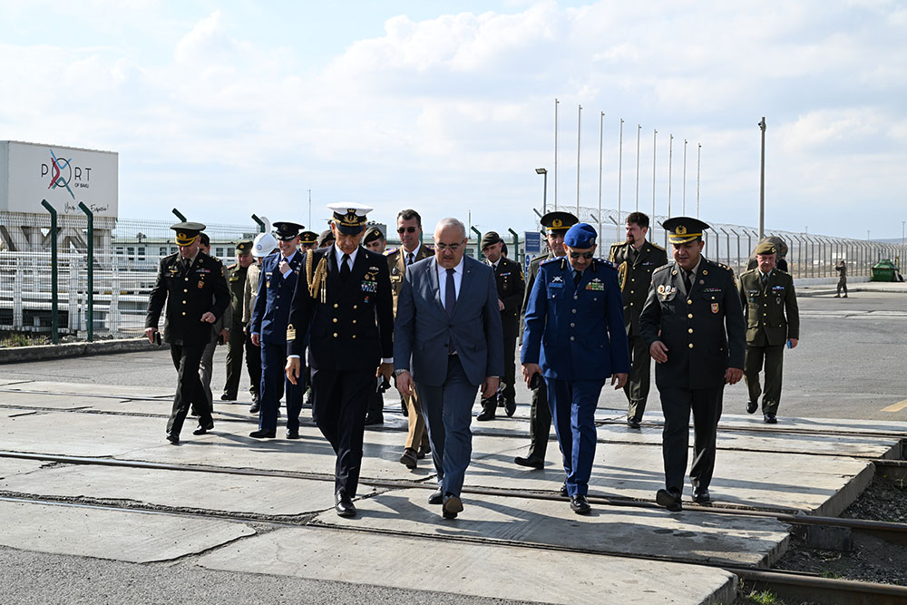 Военные атташе посетили Бакинский международный морской торговый порт (ФОТО)