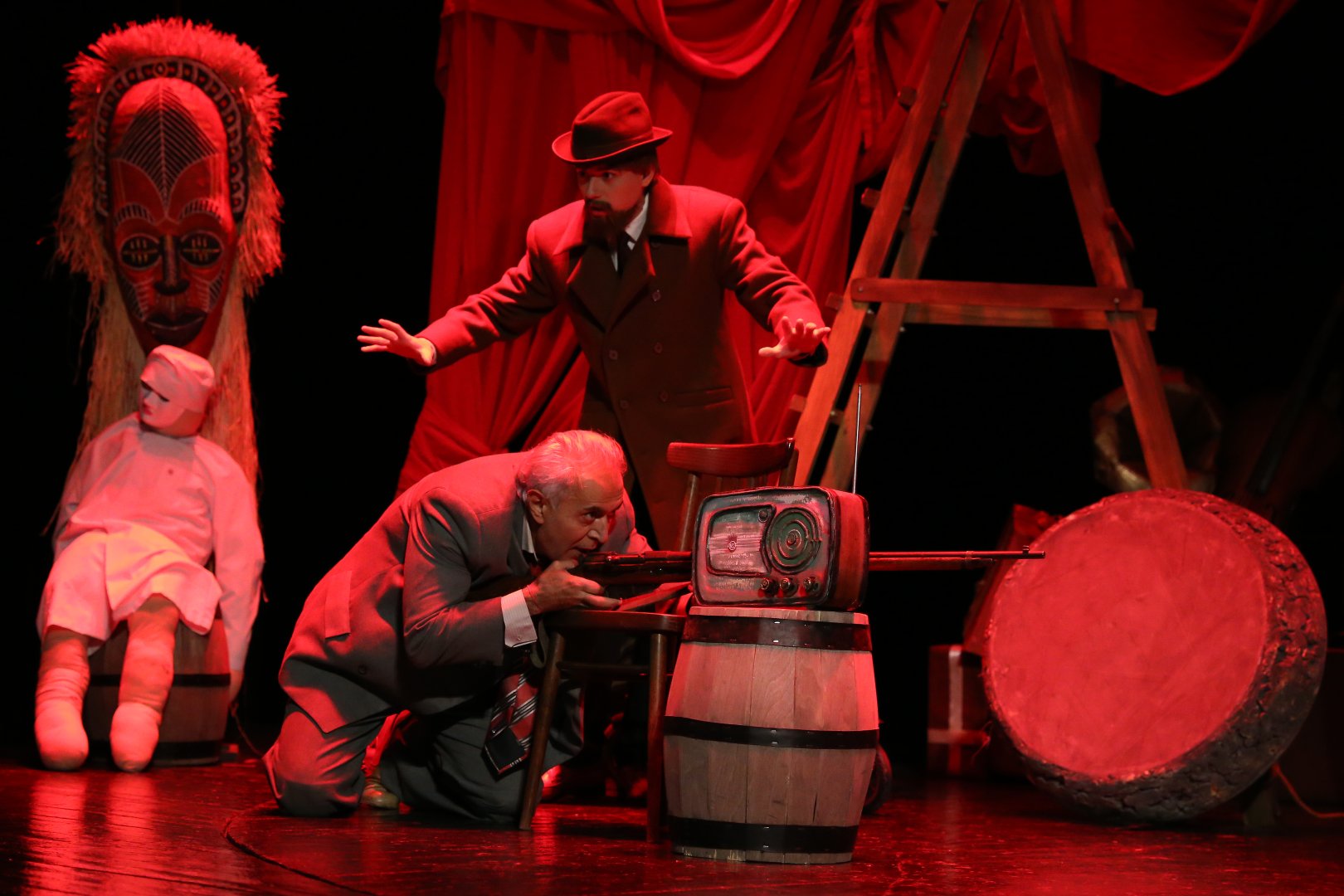 В Баку с большим успехом состоялась премьера спектакля "Чеховское ружье" с элементами хоррора (ФОТО)