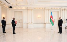 Президент Ильхам Алиев принял верительные грамоты новоназначенного посла Руанды в Азербайджане (ФОТО/ВИДЕО)