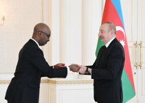 Президент Ильхам Алиев принял верительные грамоты новоназначенного посла Руанды в Азербайджане (ФОТО/ВИДЕО)