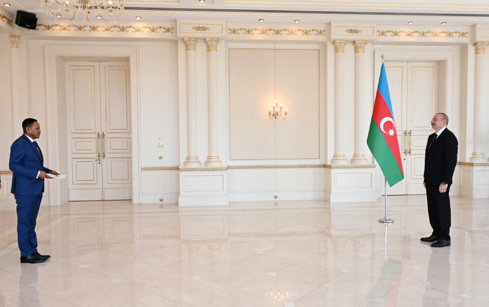 Президент Ильхам Алиев принял верительные грамоты новоназначенного посла Демократической Республики Конго в Азербайджане (ФОТО/ВИДЕО)