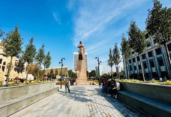 Кадры с территории перед станцией метро «28 Мая» в Баку после реконструкции  (ФОТОРЕПОРТАЖ)