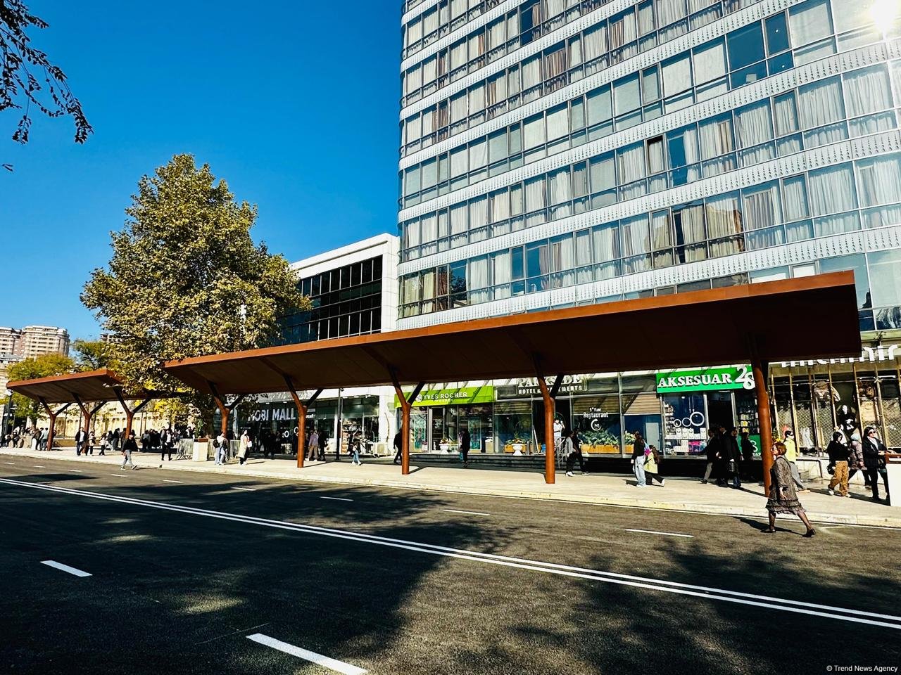 Кадры с территории перед станцией метро «28 Мая» в Баку после реконструкции  (ФОТОРЕПОРТАЖ)