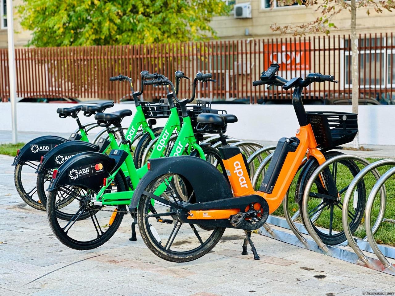 Кадры с территории перед станцией метро «28 Мая» в Баку после реконструкции  (ФОТОРЕПОРТАЖ)