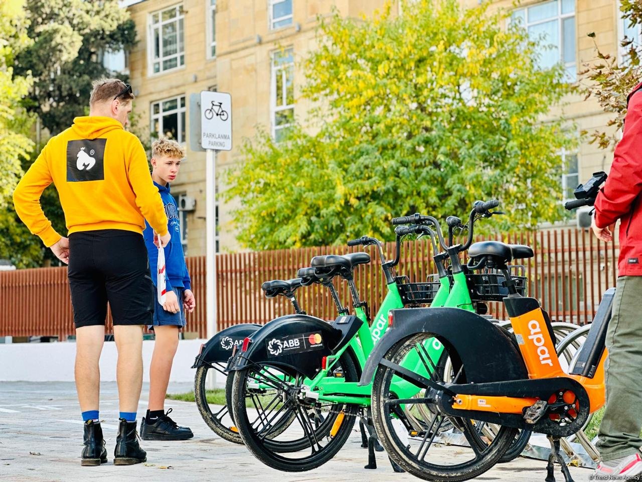 Кадры с территории перед станцией метро «28 Мая» в Баку после реконструкции  (ФОТОРЕПОРТАЖ)