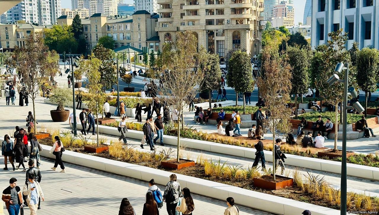 Кадры с территории перед станцией метро «28 Мая» в Баку после реконструкции  (ФОТОРЕПОРТАЖ)