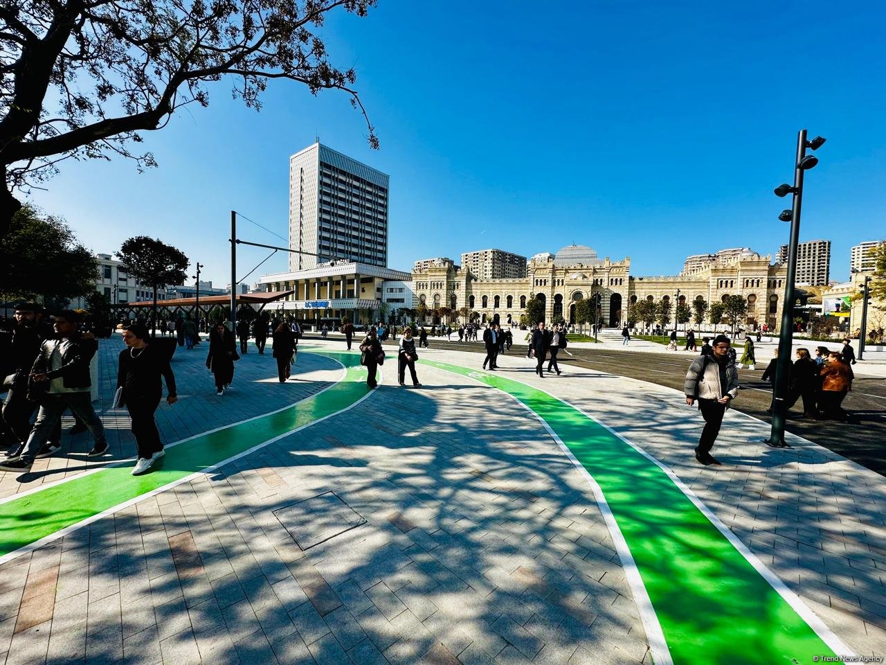 Кадры с территории перед станцией метро «28 Мая» в Баку после реконструкции  (ФОТОРЕПОРТАЖ)