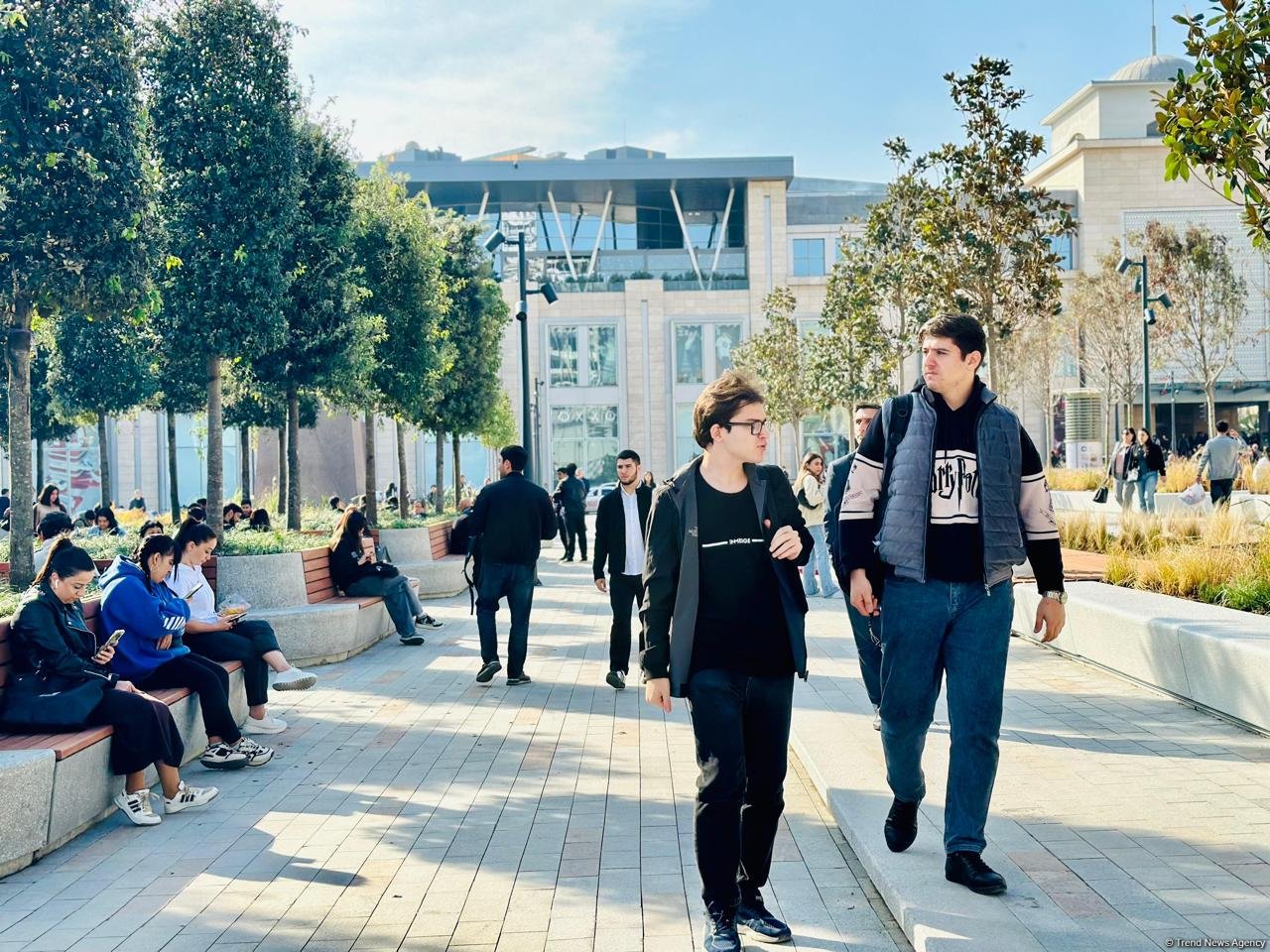 Кадры с территории перед станцией метро «28 Мая» в Баку после реконструкции  (ФОТОРЕПОРТАЖ)