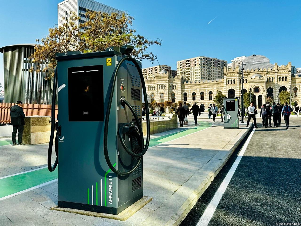 Кадры с территории перед станцией метро «28 Мая» в Баку после реконструкции  (ФОТОРЕПОРТАЖ)